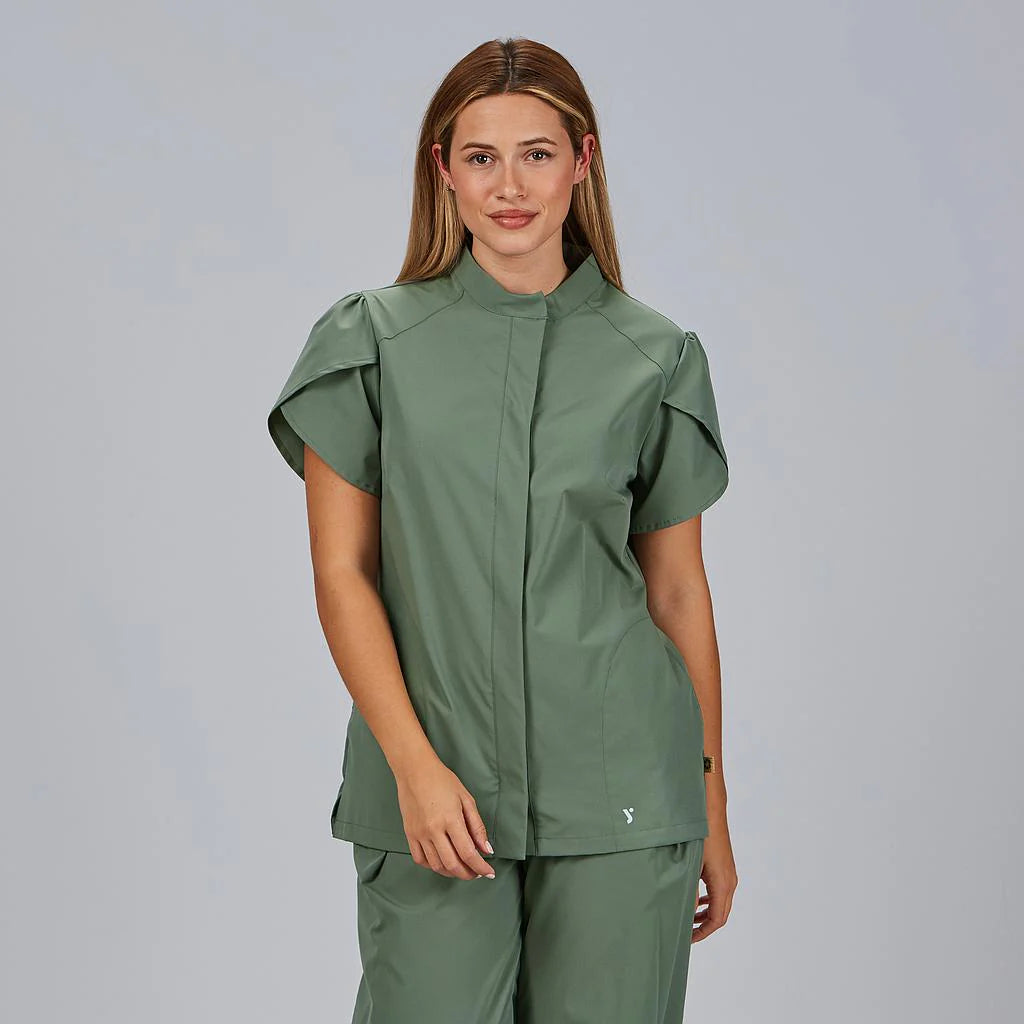 600093-149 - BLUSA MUJER BOTON OCULTO M/C LINA VERDE CAQUI