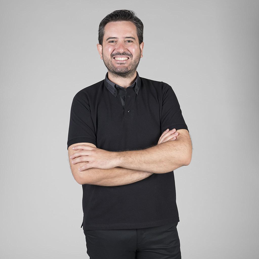 851100-776 - POLO NEGRO HOMBRE M/C C/CAMISERO CUADRO NEGRO/GRIS