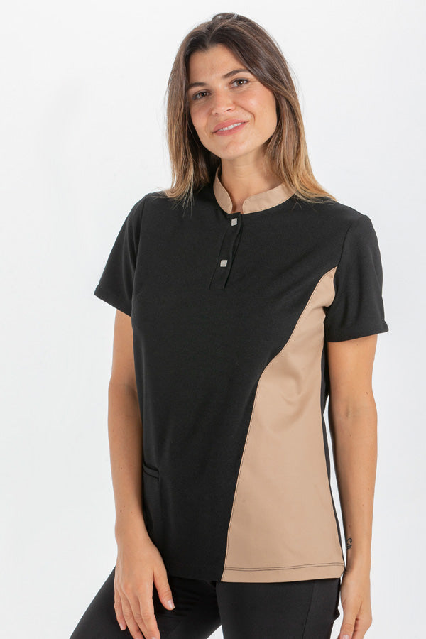 8598537 - Polo negro mujer costado arena